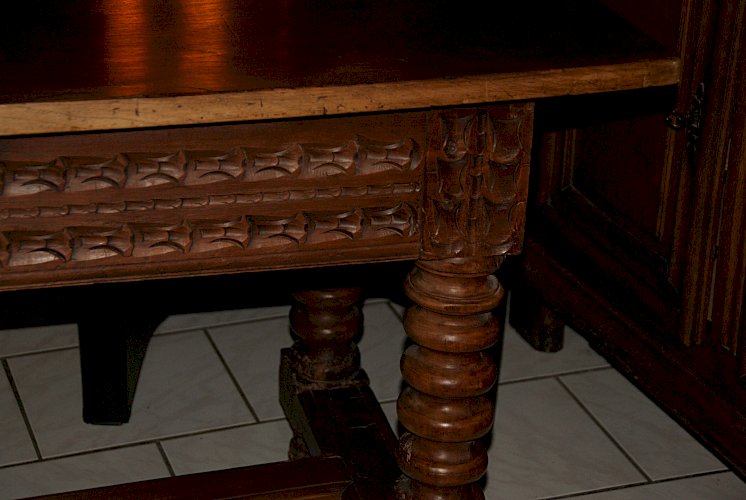 TABLE DE CHALET SAVOYARDE sculptée, deux tiroirs fin XVIIIème