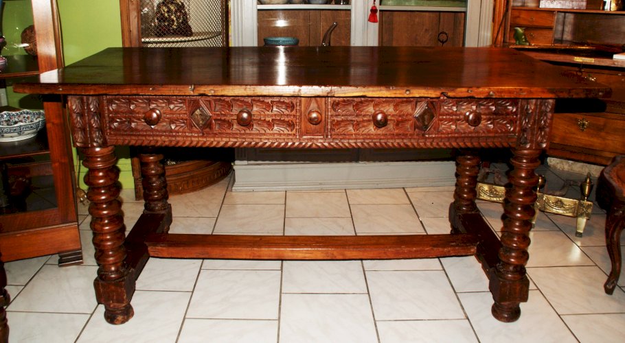 TABLE DE CHALET SAVOYARDE sculptée, deux tiroirs fin XVIIIème