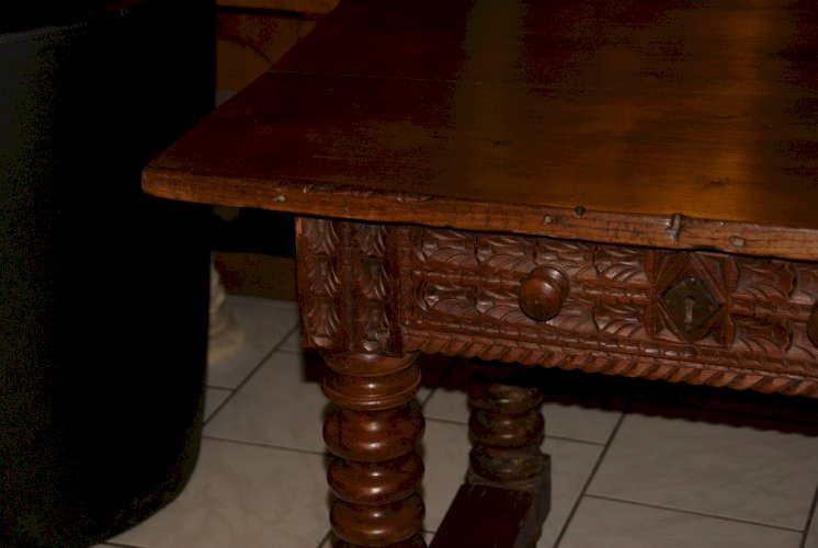 TABLE DE CHALET SAVOYARDE sculptée, deux tiroirs fin XVIIIème