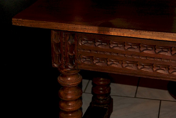 TABLE DE CHALET SAVOYARDE sculptée, deux tiroirs fin XVIIIème