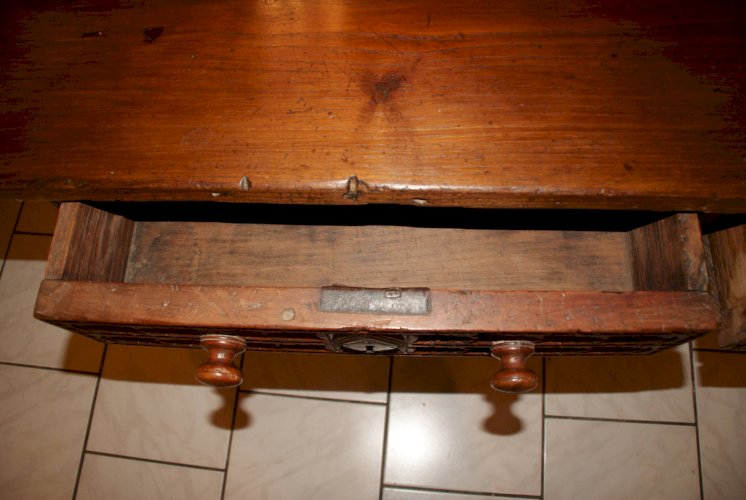 TABLE DE CHALET SAVOYARDE sculptée, deux tiroirs fin XVIIIème