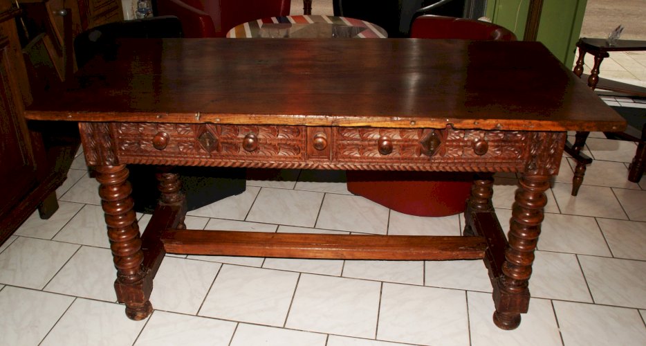 TABLE DE CHALET SAVOYARDE sculptée, deux tiroirs fin XVIIIème