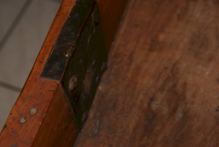 TABLE DE CHALET SAVOYARDE sculptée, deux tiroirs fin XVIIIème