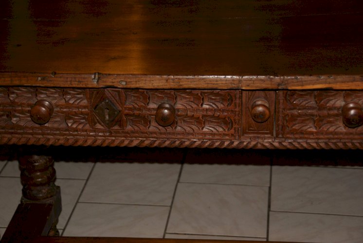 TABLE DE CHALET SAVOYARDE sculptée, deux tiroirs fin XVIIIème