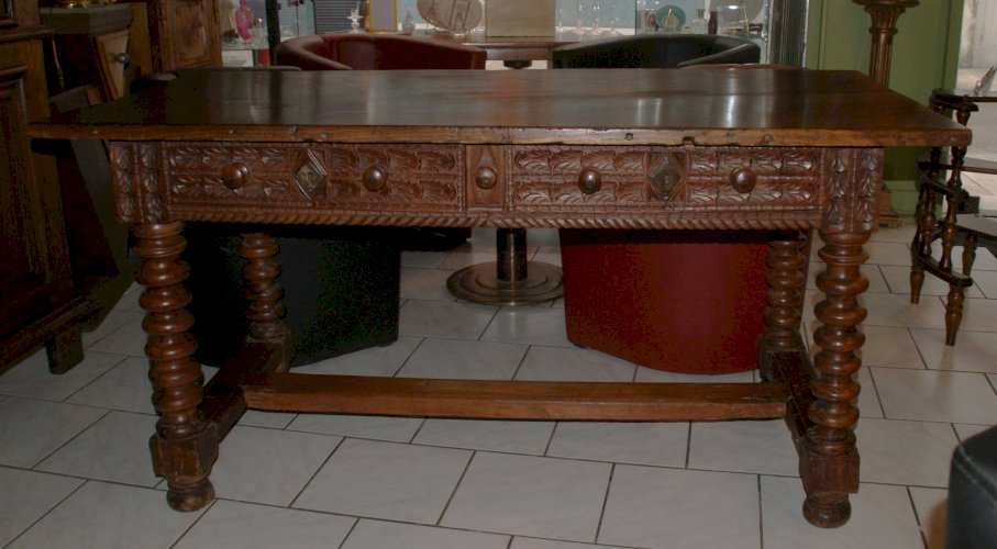 TABLE DE CHALET SAVOYARDE sculptée, deux tiroirs fin XVIIIème