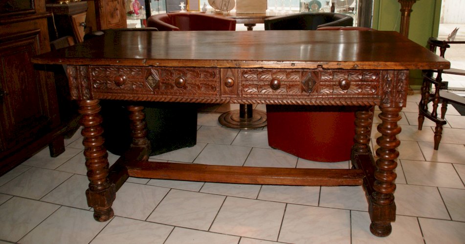 TABLE DE CHALET SAVOYARDE sculptée, deux tiroirs fin XVIIIème