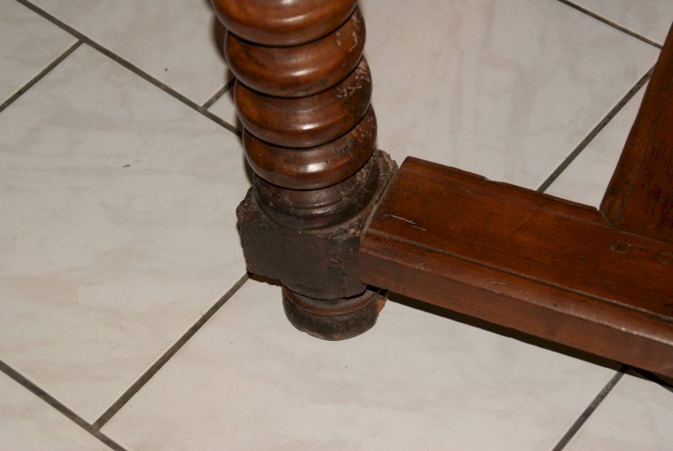 TABLE DE CHALET SAVOYARDE sculptée, deux tiroirs fin XVIIIème