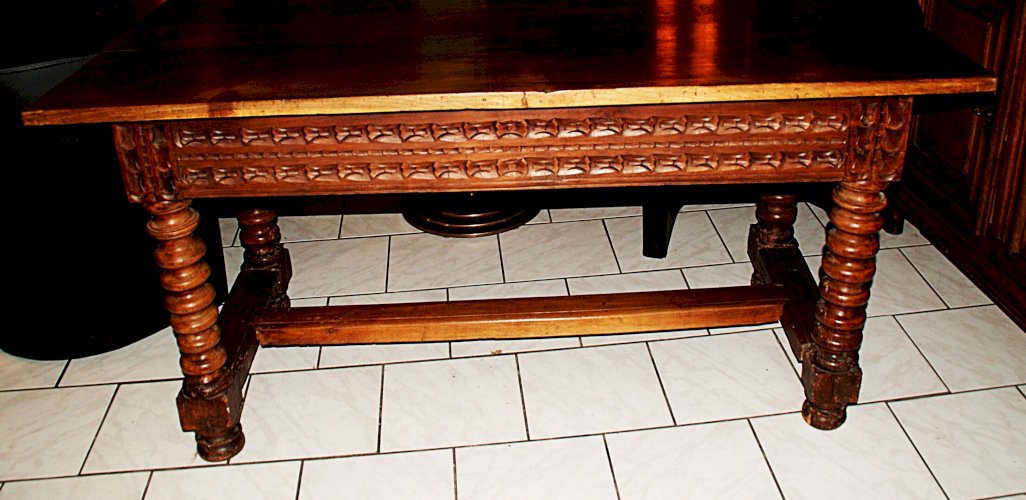 TABLE DE CHALET SAVOYARDE sculptée, deux tiroirs fin XVIIIème