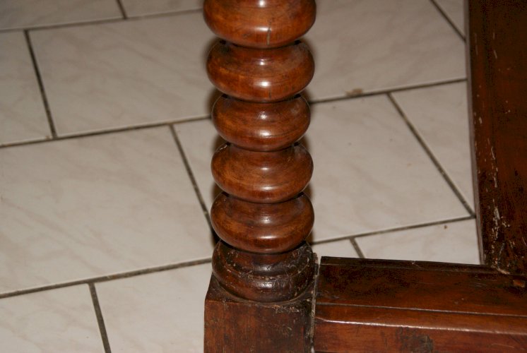 TABLE DE CHALET SAVOYARDE sculptée, deux tiroirs fin XVIIIème