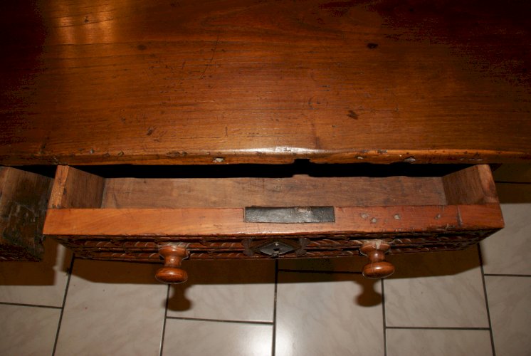 TABLE DE CHALET SAVOYARDE sculptée, deux tiroirs fin XVIIIème