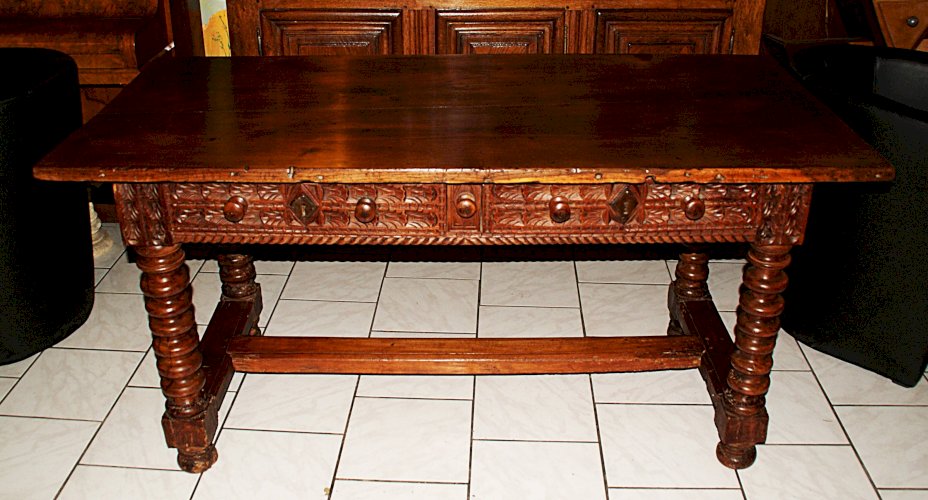 TABLE DE CHALET SAVOYARDE sculptée, deux tiroirs fin XVIIIème