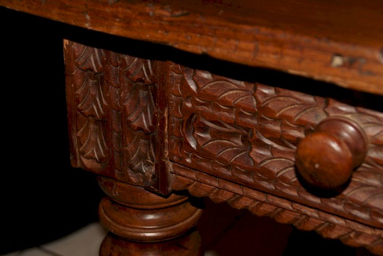 TABLE DE CHALET SAVOYARDE sculptée, deux tiroirs fin XVIIIème