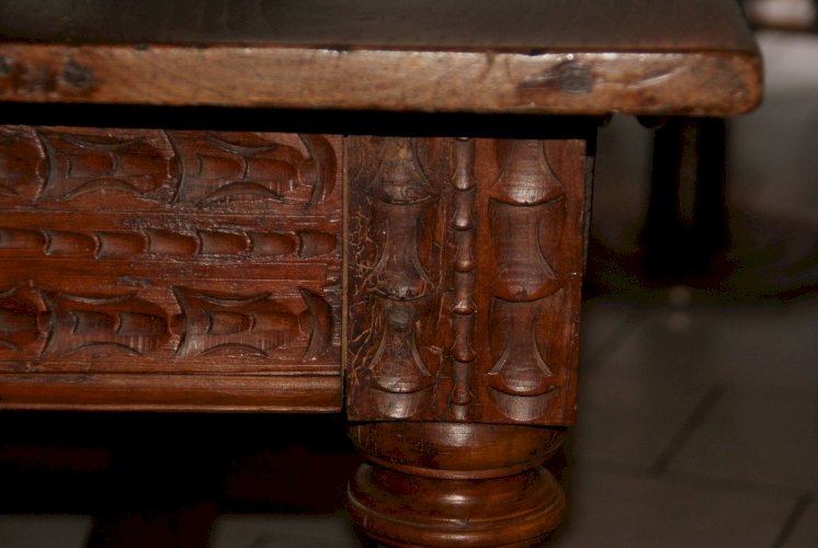 TABLE DE CHALET SAVOYARDE sculptée, deux tiroirs fin XVIIIème