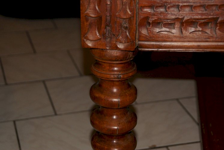 TABLE DE CHALET SAVOYARDE sculptée, deux tiroirs fin XVIIIème