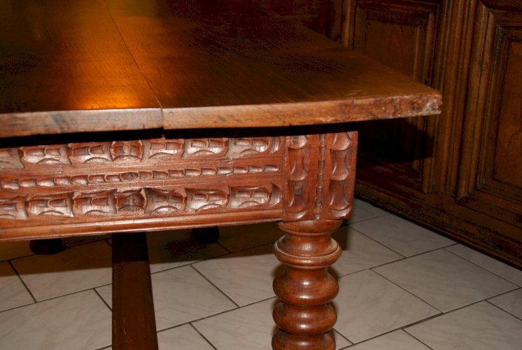 TABLE DE CHALET SAVOYARDE sculptée, deux tiroirs fin XVIIIème