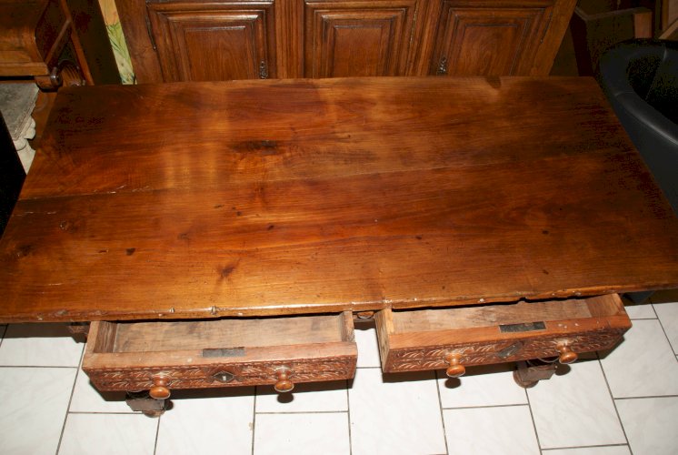 TABLE DE CHALET SAVOYARDE sculptée, deux tiroirs fin XVIIIème