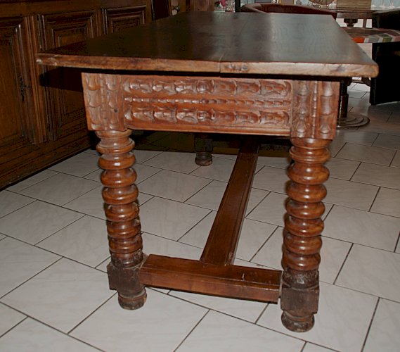 TABLE DE CHALET SAVOYARDE sculptée, deux tiroirs fin XVIIIème
