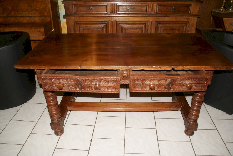 TABLE DE CHALET SAVOYARDE sculptée, deux tiroirs fin XVIIIème