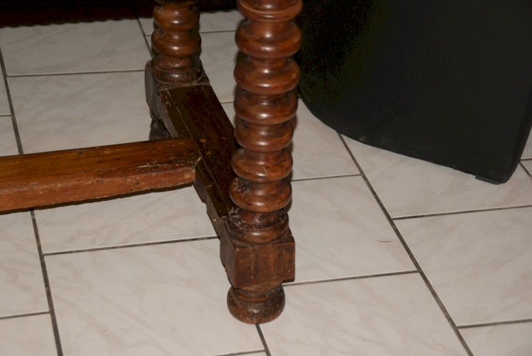 TABLE DE CHALET SAVOYARDE sculptée, deux tiroirs fin XVIIIème