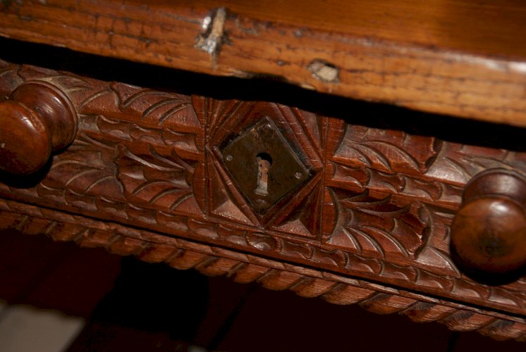 TABLE DE CHALET SAVOYARDE sculptée, deux tiroirs fin XVIIIème