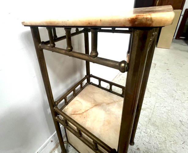 Table de chevet Art Déco en laiton et marbre veiné XX siècle