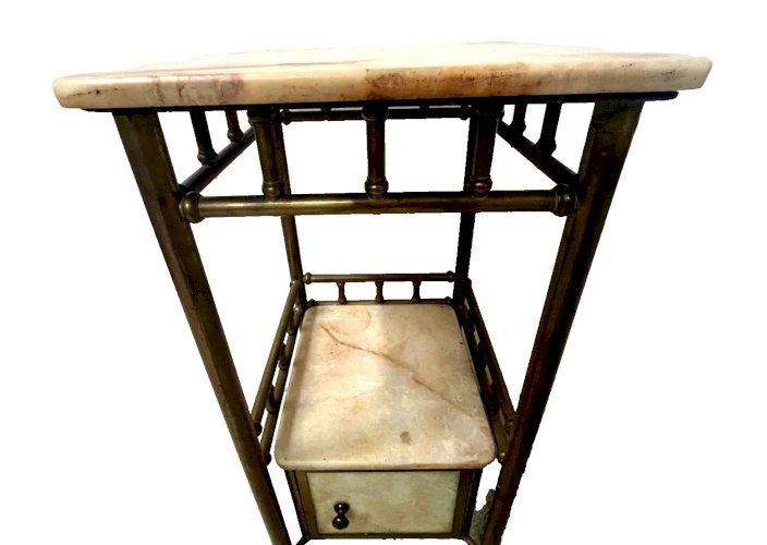 Table de chevet Art Déco en laiton et marbre veiné XX siècle