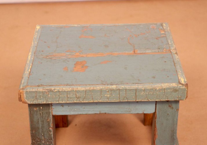 Table de chevet d’atelier en teck birman patine bleue d’origine