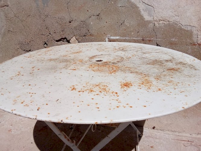 Table de jardin pliable ancienne.