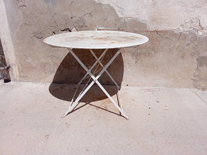 Table de jardin pliable ancienne.