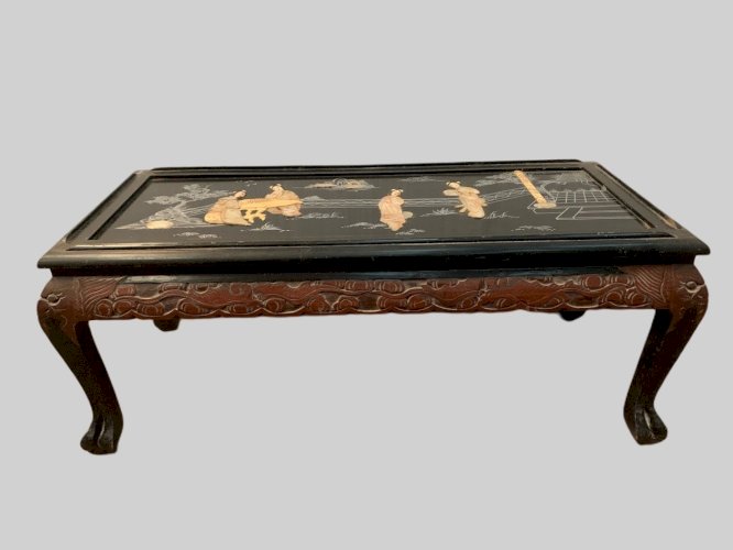 Table de salon en bois noir a décor chinoisant XX siècle