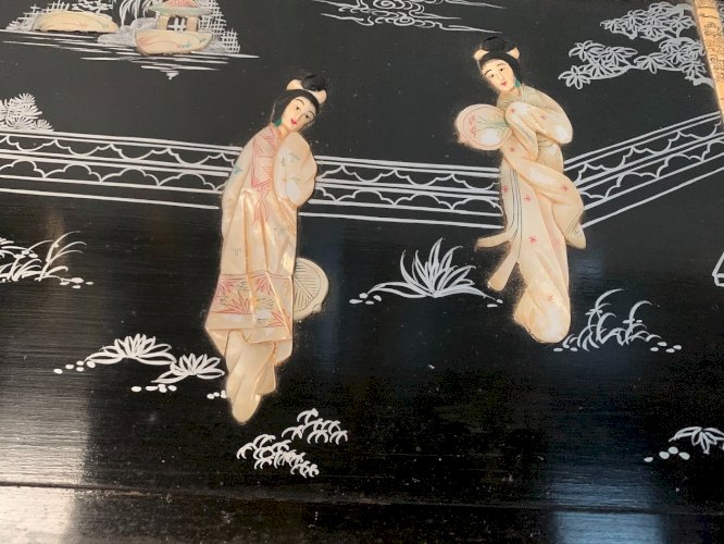 Table de salon en bois noir a décor chinoisant XX siècle