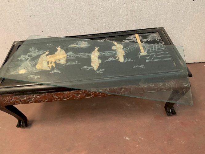 Table de salon en bois noir a décor chinoisant XX siècle