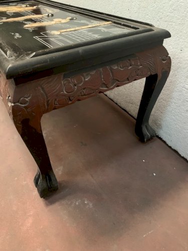 Table de salon en bois noir a décor chinoisant XX siècle