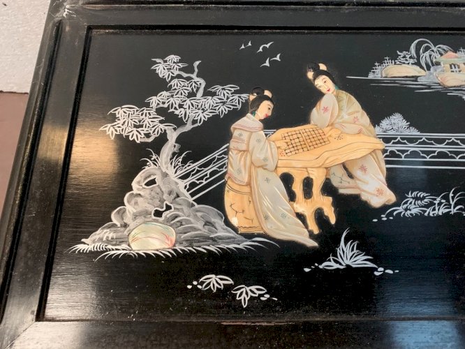 Table de salon en bois noir a décor chinoisant XX siècle