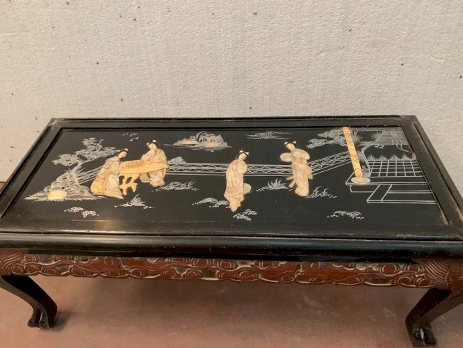 Table de salon en bois noir a décor chinoisant XX siècle