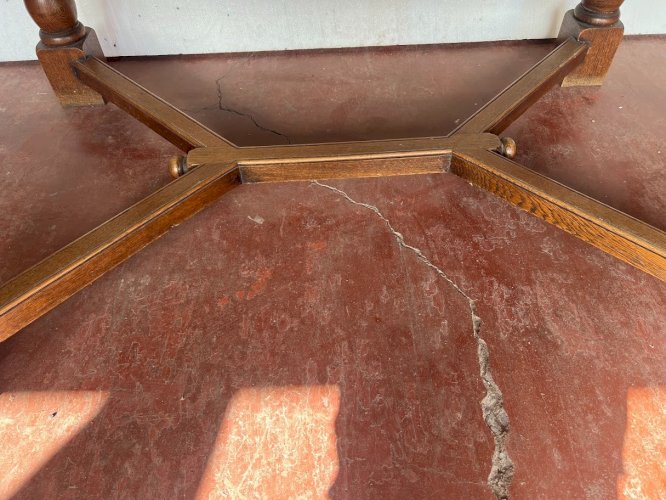 Table de style renaissance en chene massif XX siècle