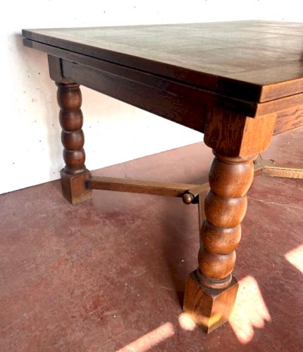 Table de style renaissance en chene massif XX siècle