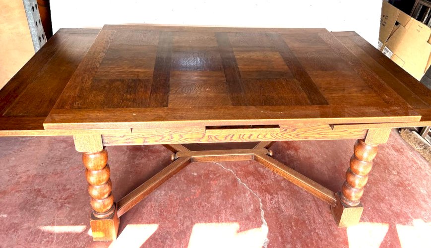 Table de style renaissance en chene massif XX siècle