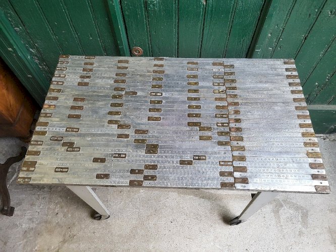 TABLE DESSERTE ATELIER 1 TIROIR EN METAL RECOUVERTE DE MORCEAUX DE METRE PLIANT