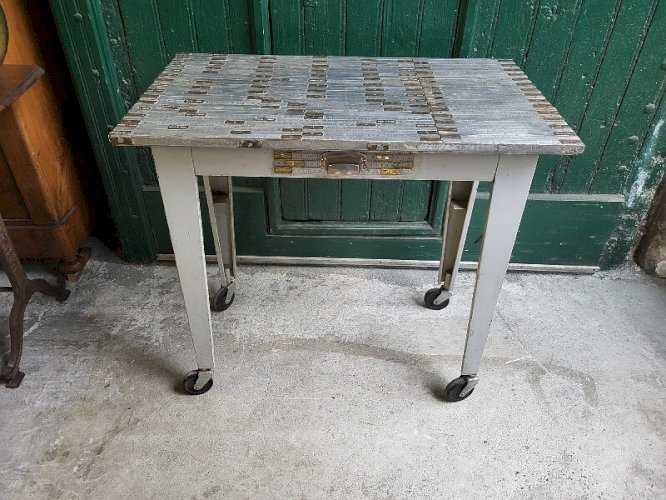 TABLE DESSERTE ATELIER 1 TIROIR EN METAL RECOUVERTE DE MORCEAUX DE METRE PLIANT
