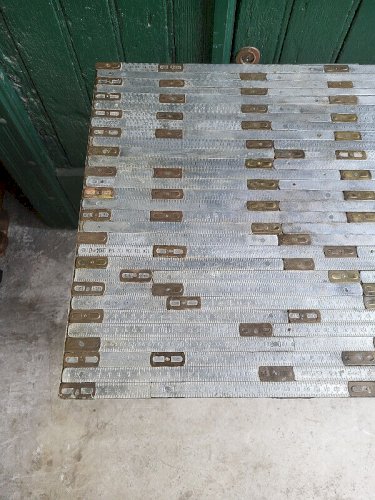 TABLE DESSERTE ATELIER 1 TIROIR EN METAL RECOUVERTE DE MORCEAUX DE METRE PLIANT