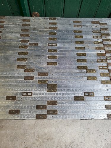 TABLE DESSERTE ATELIER 1 TIROIR EN METAL RECOUVERTE DE MORCEAUX DE METRE PLIANT