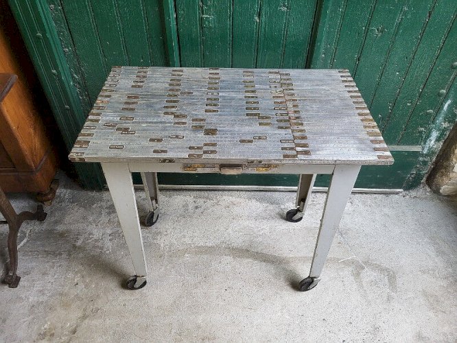 TABLE DESSERTE ATELIER 1 TIROIR EN METAL RECOUVERTE DE MORCEAUX DE METRE PLIANT
