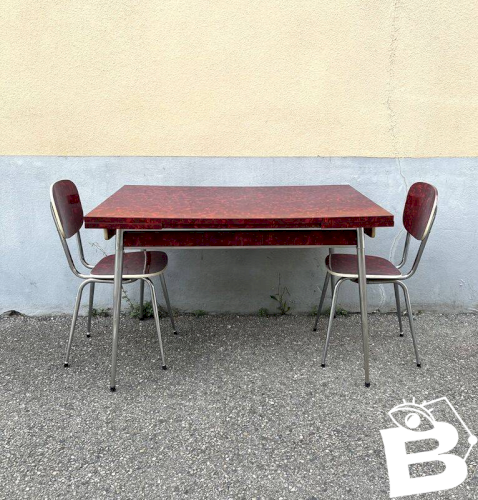 Table en formica rouge