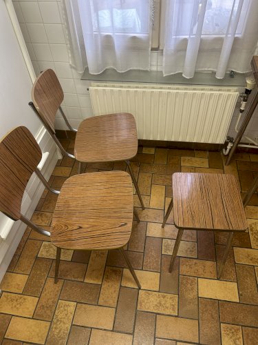 Table en formica vintage imitation bois années 70, assortie de 2 chaises et un tabouret.