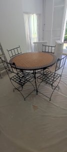 Zellige table with its 4 wrought iron chairs.