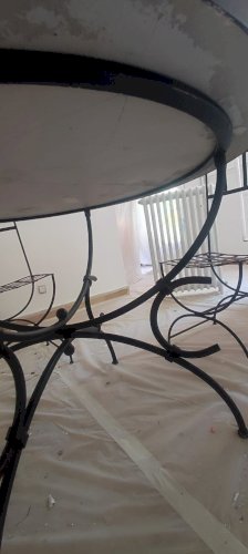 table en zellige avec ses 4 chaises en fer forgé