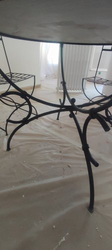table en zellige avec ses 4 chaises en fer forgé