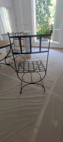 table en zellige avec ses 4 chaises en fer forgé