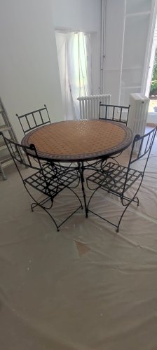 table en zellige avec ses 4 chaises en fer forgé
